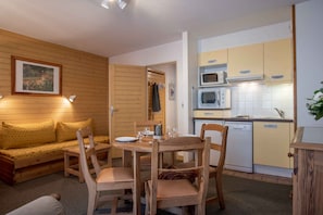 Apartment, 1 Double Bed with Sofa bed, Balcony, Mountain View | Private kitchen | Fridge, microwave, oven, dishwasher - Residence Eureca (Brides-les-Bains)