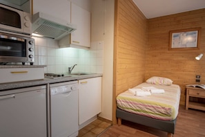 Studio, 1 Twin Bed, Balcony | In-room safe, soundproofing, iron/ironing board, travel crib - Residence Eureca (Brides-les-Bains)