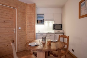 Studio, 2 Twin Beds, Balcony | Private kitchen | Fridge, microwave, oven, dishwasher - Residence Eureca (Brides-les-Bains)