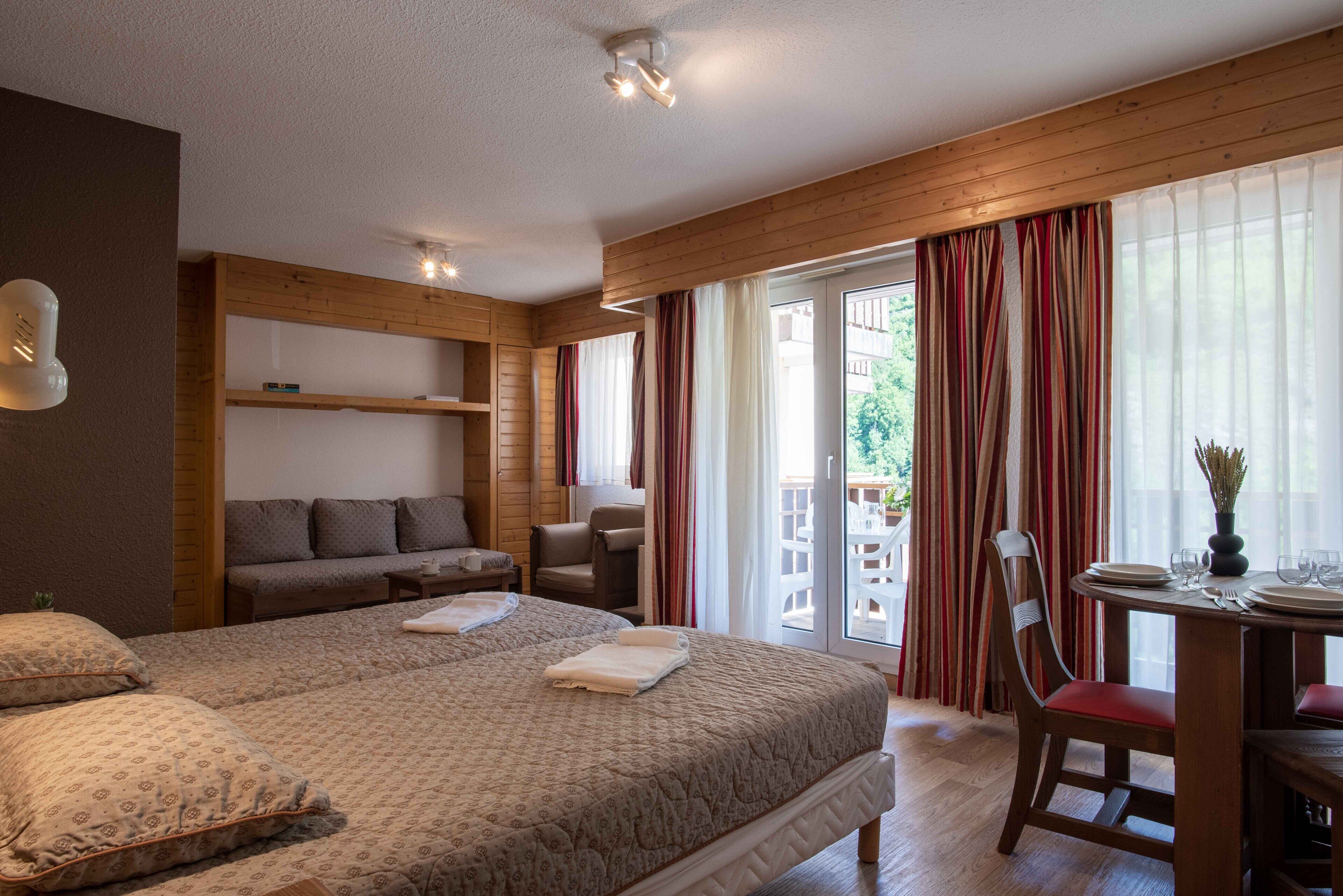 Studio suite, Meerdere bedden, balkon | Een kluis op de kamer, geluiddichte muren, een strijkplank/strijkijzer