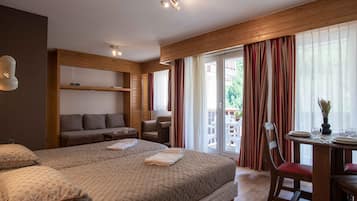 Studio suite, Meerdere bedden, balkon | Een kluis op de kamer, geluiddichte muren, een strijkplank/strijkijzer