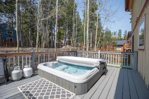 Quicksilver Chalet: Hot Tub, Sleeps 10