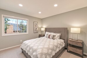 4 室のベッドルーム、デスク、アイロン / アイロン台、インターネットアクセス (無料)