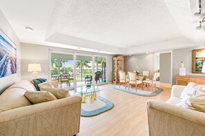 Smart TV, reproductor de DVD, libros, biblioteca de música