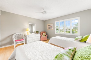 2 bedrooms, desk, iron/ironing board, free WiFi - Glades Golf & Country Club-Large, Updated 2/2 Condo near  Shopping, Beach & Pier (Naples)