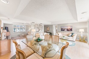 Smart TV, DVD player, books, music library - Glades Golf & Country Club-Large, Updated 2/2 Condo near  Shopping, Beach & Pier (Naples)