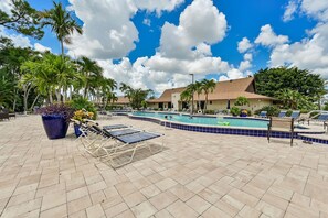 Una piscina al aire libre, una piscina climatizada
