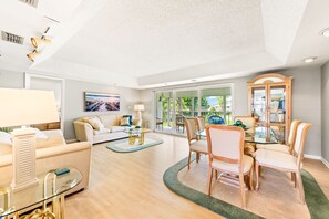 Smart TV, DVD player, books, music library - Glades Golf & Country Club-Large, Updated 2/2 Condo near  Shopping, Beach & Pier (Naples)