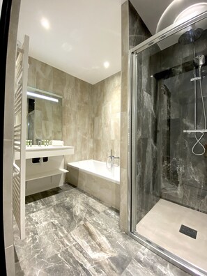 Superior Apartment, Sea View, Beachside | Bathroom | Shower, rainfall showerhead, hair dryer, bathrobes - Résidence Dolce Paese (Algajola)