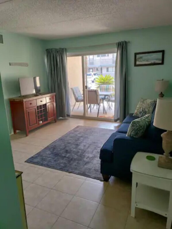 TV, DVD player, music library - 1st floor Intercoastal water view condo close to beaches (Fort Walton Beach)