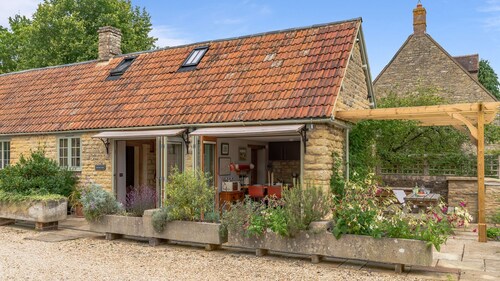 Little Coach House - sleeps 4 guests  in 2 bedrooms