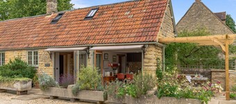 Little Coach House - sleeps 4 guests  in 2 bedrooms