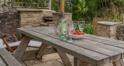 Little Coach House - sleeps 4 guests in 2 bedrooms