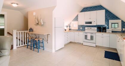 Pristine Two bedroom getaway near Lake Express Ferry & Lake Michigan