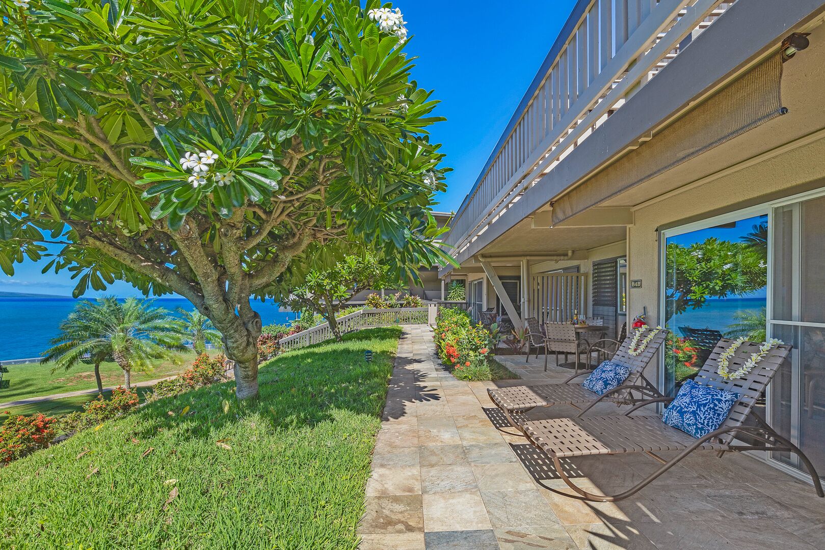 Warm and Inviting Hawaiian Decor with a Gorgeous Ocean View on Secluded Beach
