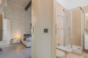 Een douche, een haardroger, een bidet, handdoeken