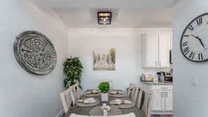 Condo, 2 chambres | Restauration
