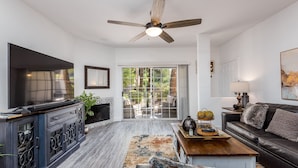 Condo, 2 chambres | Aire de séjour