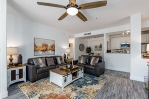 Condo, 2 habitaciones | Área de sala de estar | Smart TV 