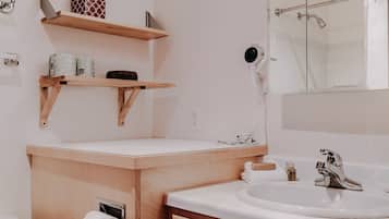 Condo, 1 phòng ngủ | Phòng tắm | Khăn tắm
