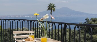 Apartment for 8: modern, spacious, kids-friendly, stunning view on the bay