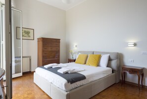 2 slaapkamers, een strijkplank/strijkijzer, reisbedje, gratis wifi