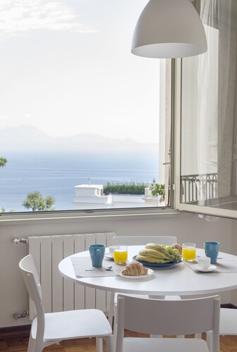 Apartment for 8: modern, spacious, kids-friendly, stunning view on the bay