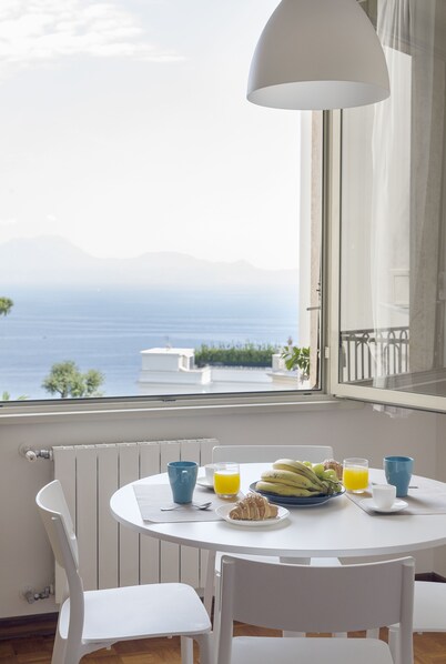 Apartment for 8: modern, spacious, kids-friendly, stunning view on the bay