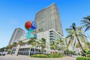 Exterior - Stunning 1-bedroom retreat at Lyfe Resort with upscale amenities (Hollywood)