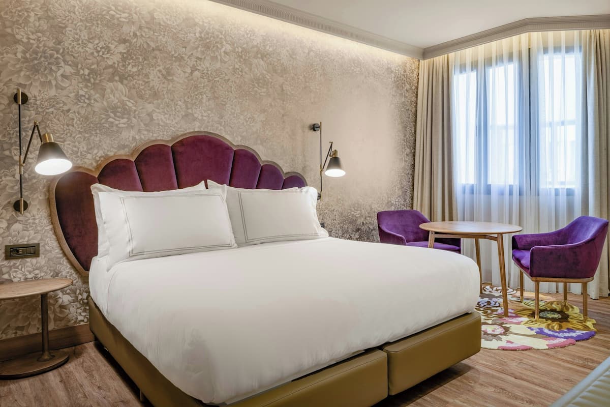 Deluxe-Zimmer, 1 Queen-Bett | 1 Schlafzimmer, Allergikerbettwaren, Pillowtop-Betten, Minibar