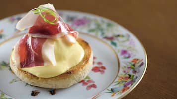 Un entrepà sobre un plat amb motius florals.
