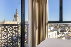 Suite, 1 très grand lit, vue ville (Terrace) | Literie hypoallergénique, surmatelas, minibar