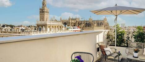 Grand Room, 1 Katil Raja (King), City View (Terrace) | Peralatan tempat tidur hipoalergenik, tilam berlapik, bar mini