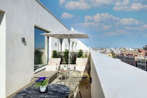 Quarto grand, 1 cama King, para não fumantes, vista para a cidade (Terrace) | 1 quarto, roupas de cama antialérgicas, camas com colchões pillow-top
