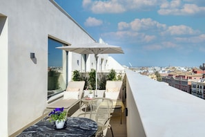 Grand Room, 1 King Bed, Non Smoking, City View (Terrace) | Hypo-allergenic bedding, pillowtop beds, minibar, in-room safe