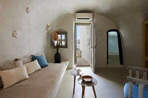 Living area - Rhenias Suites (Santorini)