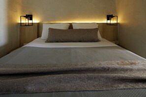 Room - Rhenias Suites (Santorini)