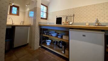 Refrigerador, parrilla de estufa, lavavajillas y cafetera y tetera