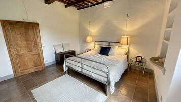 1 habitación, insonorización y tabla de planchar con plancha