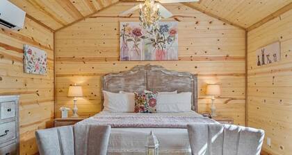 Romantic Stay Right On Main St!