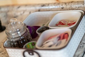 Una encimera de cocina con un mueble para especias que contiene varios recipientes.