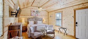 Romantic Stay Right On Main St!