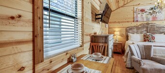 Fancy Cabin Right on Main St!