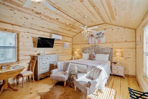 Romantic Stay Right On Main St!