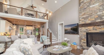 The Oasis at Lake Gaston - Heated Pool, Hot Tub, Pontoon Boat Rental Included!
