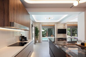 Réfrigérateur, four à micro-ondes, un four, surface de cuisson