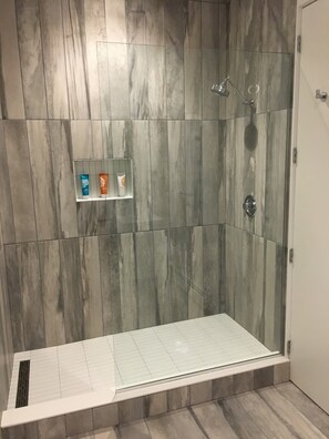 Bathtub, hair dryer, towels, soap - Downtown Medina Contemporary Loft (Medina)