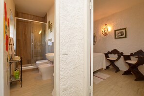 Family House, Multiple Bedrooms, 2 Bathrooms, Mountainside (Il Fortino) | Bathroom | Shower, hair dryer, bidet, towels - Il Fortino (Monteriggioni)