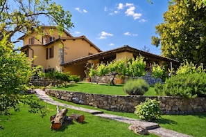 Family House, 2 Bedrooms, 2 Bathrooms, Mountainside (Il Fortino) | Property grounds - Il Fortino (Monteriggioni)