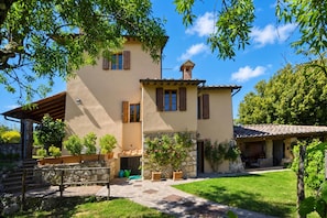 A two-story building with a stone facade, a tiled roof, and a small attached structure with a tiled roof. - Il Fortino (Monteriggioni)